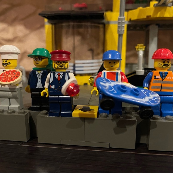 Lego City Grand Central Station (4513) - Picture 2 of 10